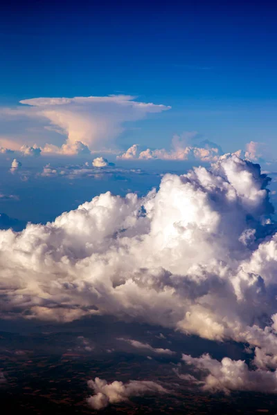 飛行機で空を舞う美しいふわふわの雲 — ストック写真