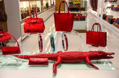 ASIA, VİETNAM, Kasım 2015 - Hochiminh City, Vietnam 'daki dükkanda timsah derisi moda ürünleri