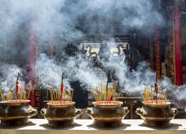 Kokulu dumanla yanan çubuklar taş kâselerde kumlar tapınaklarda ve Asya 'nın pagodalarında. Buda 'ya tapınmanın sembolü.