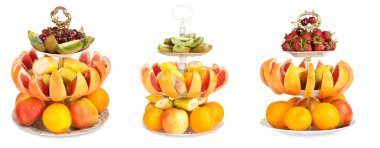 İzole beyaz zemin üzerinde büyük miktarda taze meyve ayarla