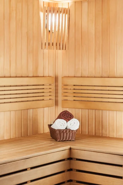 Sauna tradizionale in legno per il relax con cesto — Foto Stock