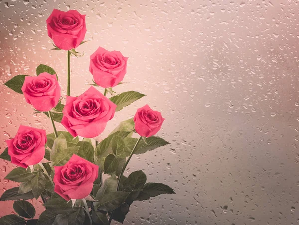 Μπουκέτο με κόκκινα τριαντάφυλλα για το φόντο ενός παραθύρου με σταγόνα βροχής — Φωτογραφία Αρχείου