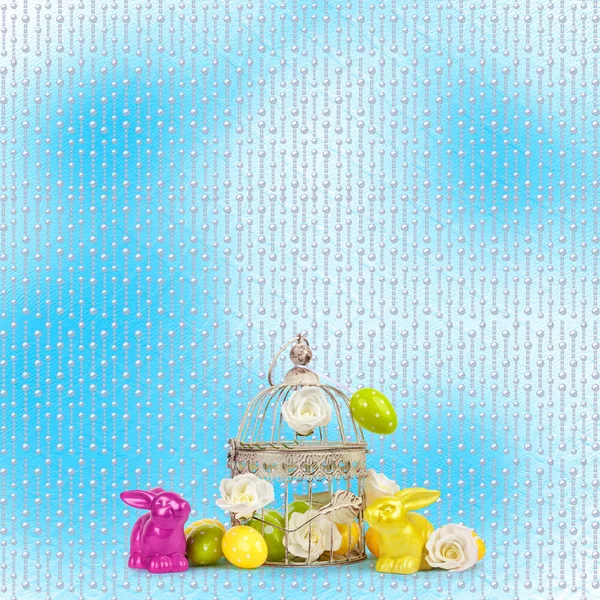 Пасхальные яйца и смешной кролик на голубом фоне — стоковое фото