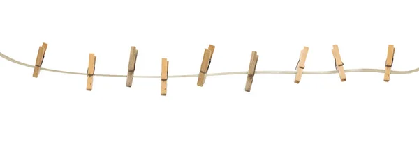 Vieilles pinces à linge en bois sur une corde isolée sur fond — Photo