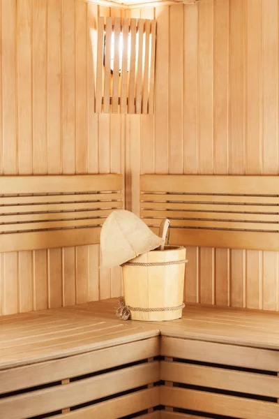 Sauna tradicional de madera para relajarse con cubo de agua —  Fotos de Stock