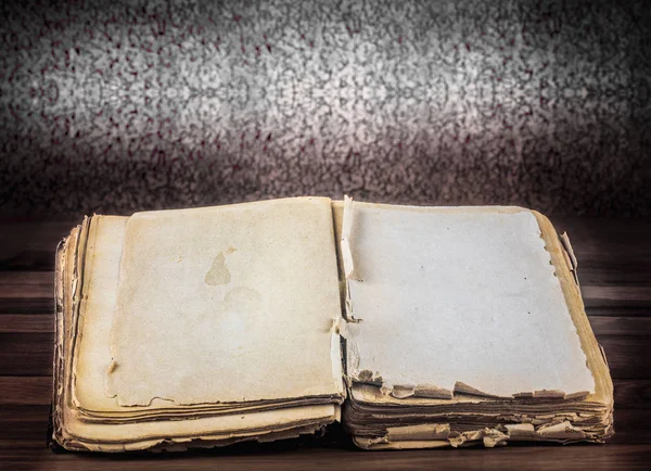 eski kitap vintage ahşap masa üzerinde metin için boş sayfa açın.