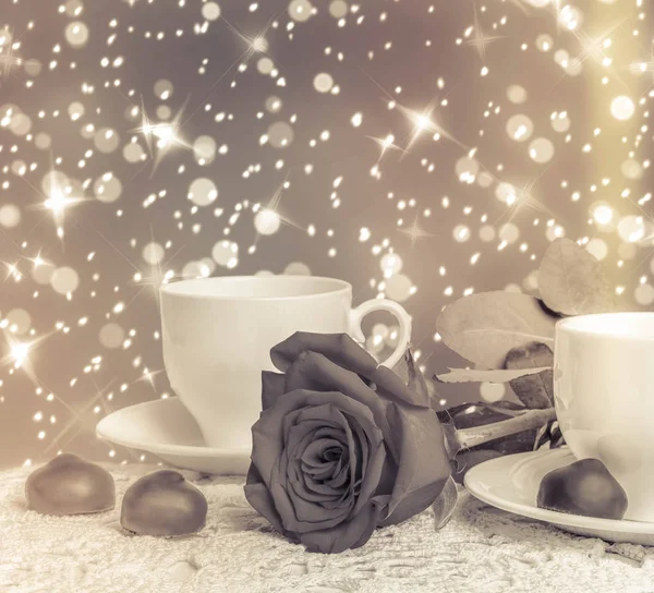 Hermosa rosa roja y taza de té caliente con chocolate — Foto de Stock