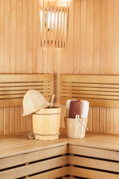 Sauna tradizionale in legno per il relax con secchio d'acqua — Foto Stock