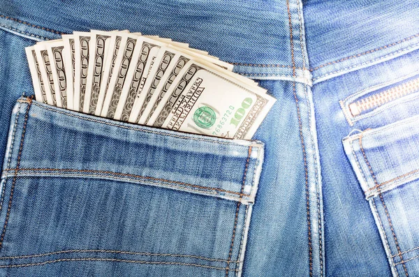 Des billets de cent dollars collés dans la poche arrière de denim bleu — Photo