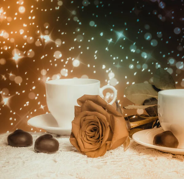 Hermosa rosa roja y taza de té caliente con chocolate —  Fotos de Stock