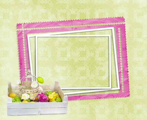 Huevos de Pascua y divertido conejito con marco sobre fondo verde —  Fotos de Stock