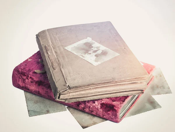 Винтажные старые фотоальбомы изолированы на белом фоне — стоковое фото