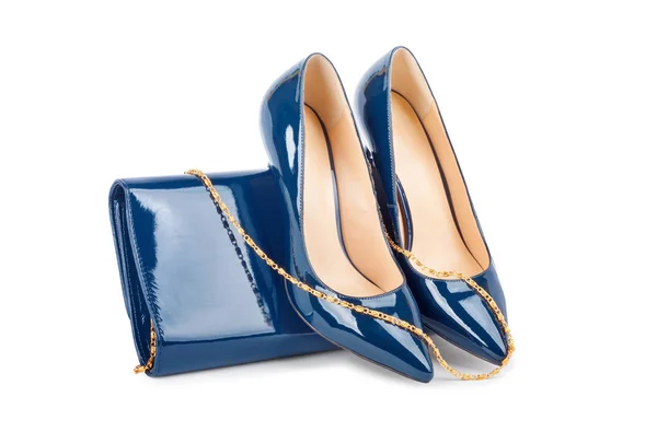 Schöne blaue Schuhe mit Clutches auf weißem Hintergrund — Stockfoto