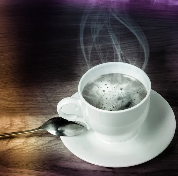 Caffè caldo fresco in una tazza bianca con cucchiaio sul tavolo di legno — Foto Stock