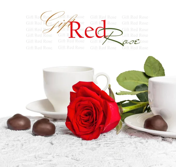 Belle rose rouge et tasse de thé chaud au chocolat — Photo