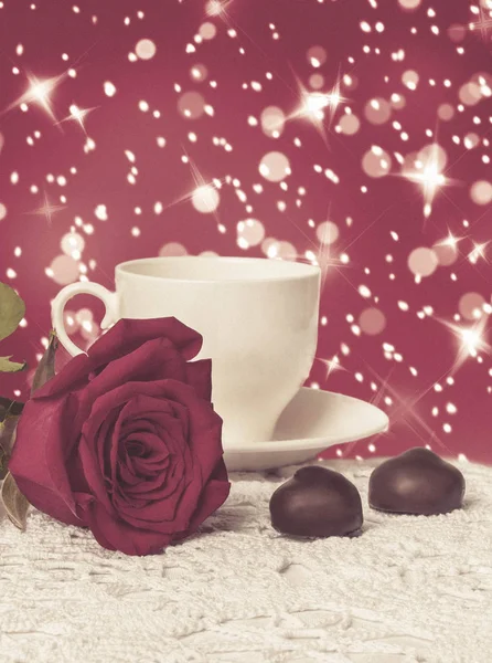 Beautiful red rose and cup of hot tea with chocolate — Stock Photo, Image
