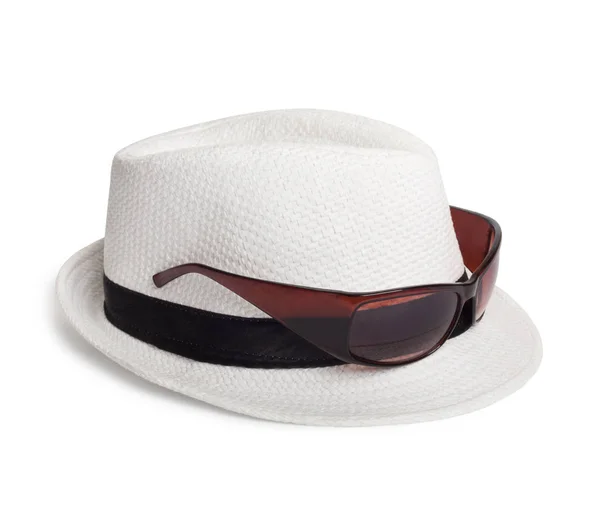 Napszemüveg és egy fehér nyári kalap, egy elszigetelt háttér — Stock Fotó