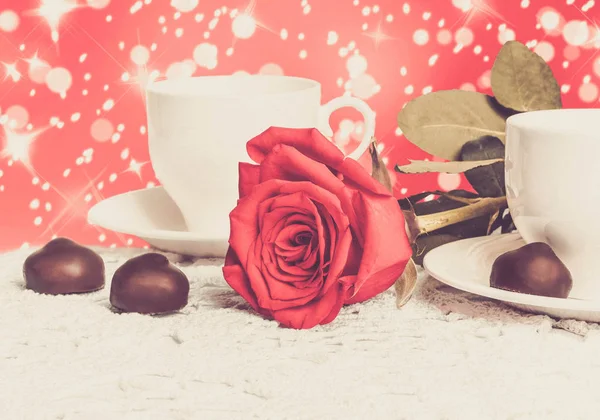 Belle rose rouge et tasse de thé chaud au chocolat — Photo