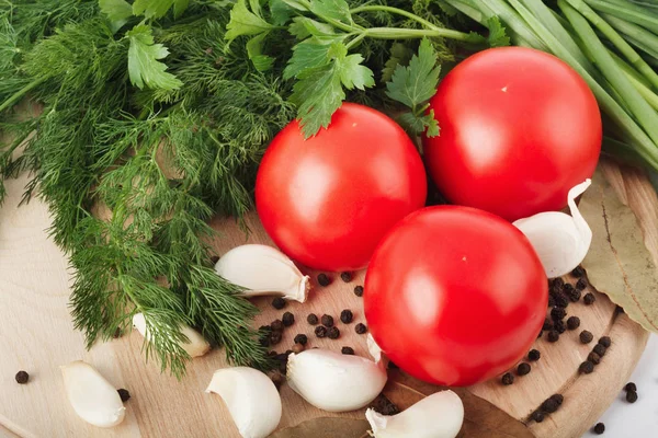 Frische rohe Tomaten, grüne Zwiebeln, Petersilie und Dill — Stockfoto