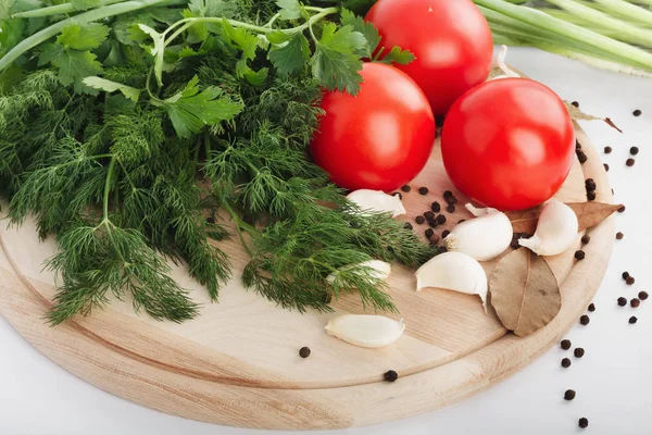 Frische rohe Tomaten, grüne Zwiebeln, Petersilie und Dill — Stockfoto