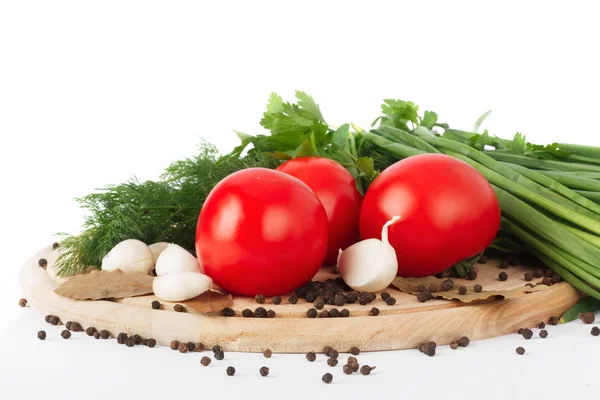 Tomates crudos frescos, cebollas verdes, perejil y eneldo —  Fotos de Stock