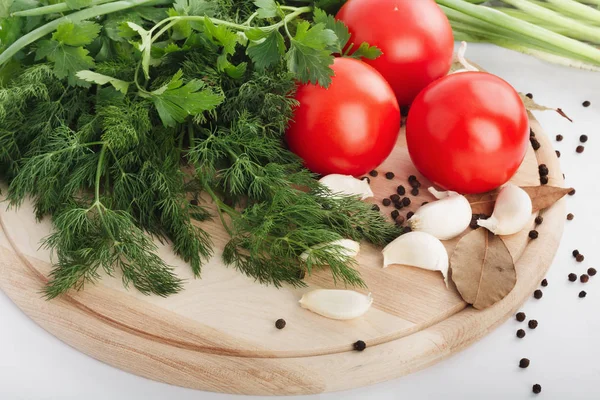 Fresh raw tomatoes, green onions, parsley and dill — Stock Photo, Image