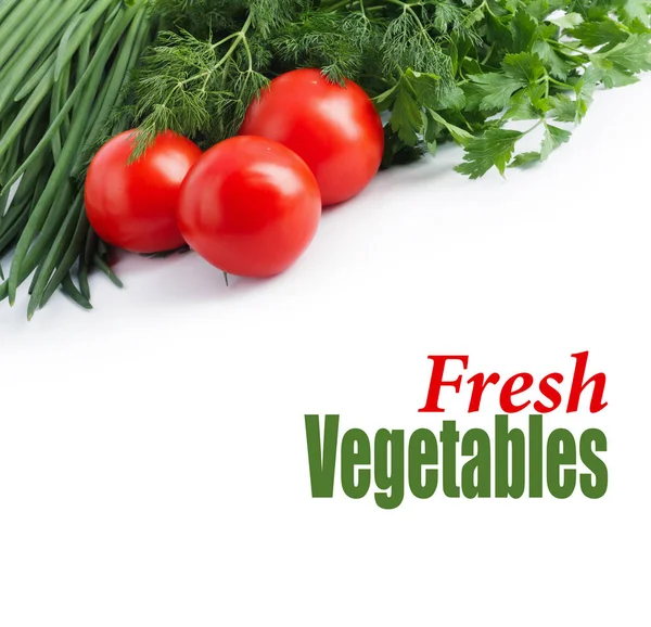 Świeże pomidory surowe, zielonej cebuli, pietruszki i koperku — Zdjęcie stockowe