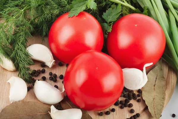 Färska råa tomater, salladslök, persilja och dill — Stockfoto
