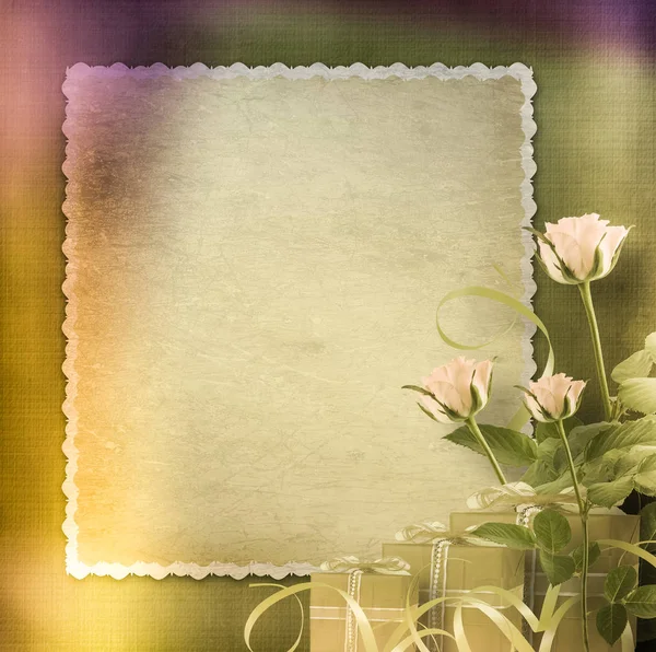 Cartão postal vintage para congratulação com rosas e presentes — Fotografia de Stock