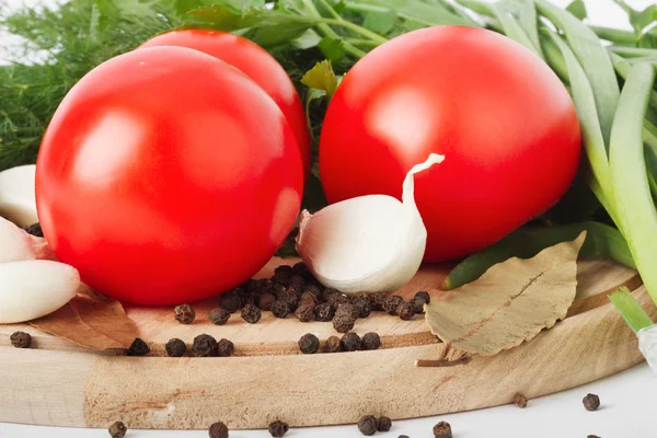 Frische rohe Tomaten, grüne Zwiebeln, Petersilie und Dill — Stockfoto