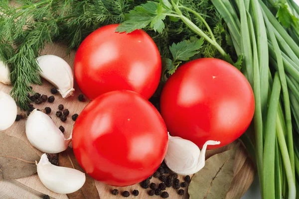 Frische rohe Tomaten, grüne Zwiebeln, Petersilie und Dill — Stockfoto