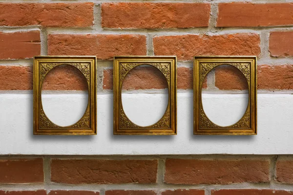 Marcos de madera dorada para imágenes en la pared de ladrillo viejo — Foto de Stock
