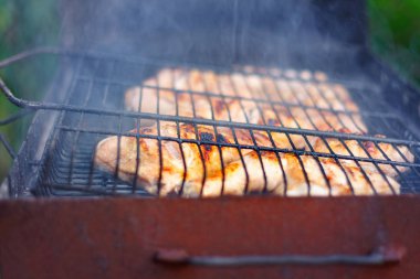 Taze tavuk budu metal ızgara.