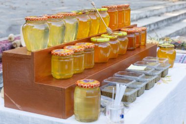  Marketteki bal kavanozlarının çeşitleri. Açık havada doğal bal satışı. 