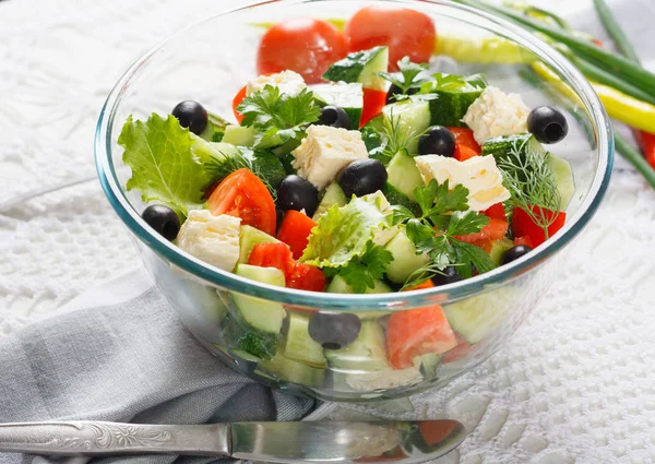 Servis masasında taze sebze ve peynir salatası. — Stok fotoğraf