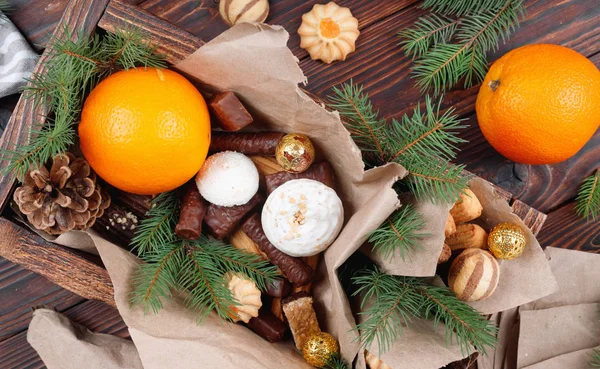 Heerlijke snoepjes, chocolaatjes, koekjes en sinaasappels voor cadeaus in — Stockfoto