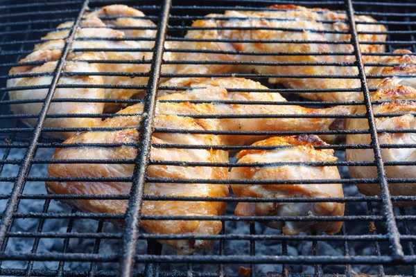 Jambes de poulet fraîches sur le gril métallique . — Photo