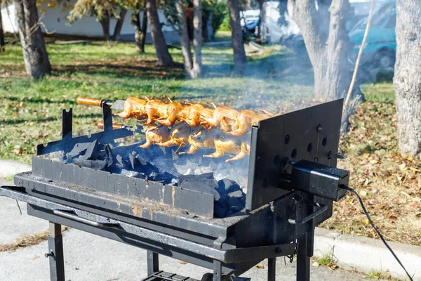 Roasting chicken on grill barbecue for sale — Stock Photo, Image