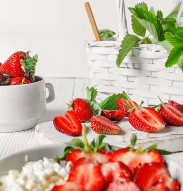 Taze kırmızı olgun çilek ve doğal süzme peynir ile beyaz kase