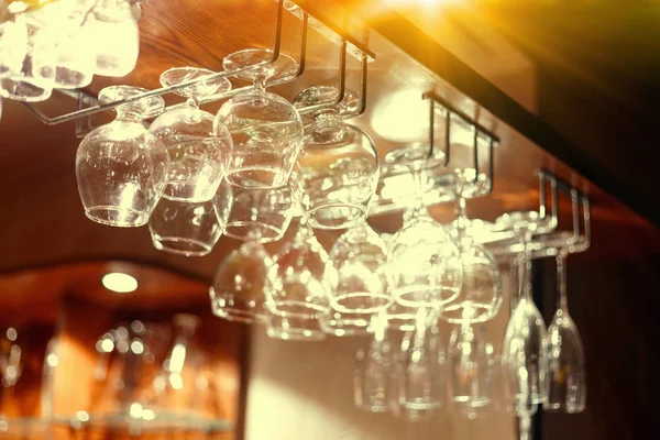 Empty  glasses hanging above the bar in the restaurant. — Stock Photo, Image