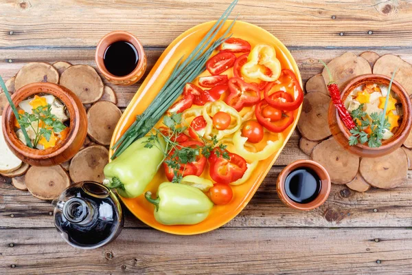 Traditionell rustik hem grönsaksgryta med råa grönsaker, kryddor i lerkrukor med rött vin på gamla vintage trä bord. — Stockfoto