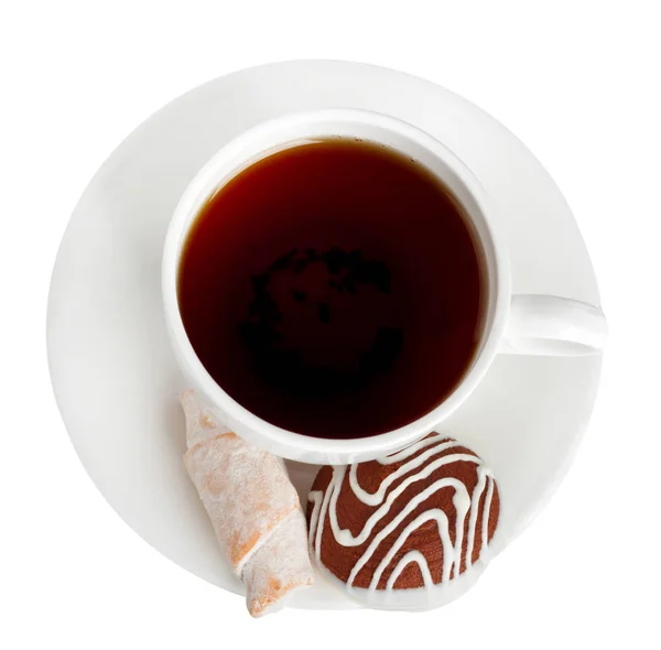 紅茶とおいしいクッキーのカップ 白地に隔離された — ストック写真