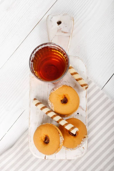 Duas Xícaras Chá Quente Com Deliciosos Biscoitos Mesa Madeira Branca — Fotografia de Stock