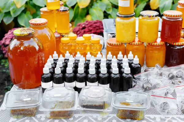 市場の屋台で蜂蜜瓶の品揃え 公正な屋外で天然蜂蜜の販売 蜂蜜の製造 — ストック写真