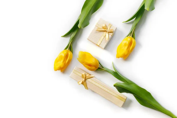 Beau Bouquet Tulipes Jaunes Avec Boîtes Cadeaux Dorées Rubans Sur — Photo