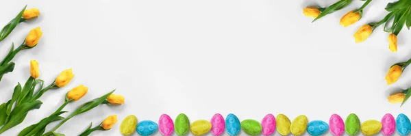 Mooi Boeket Van Gele Tulpen Gekleurde Pastel Eieren Een Witte — Stockfoto