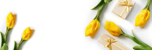 Schöner Strauß Gelber Tulpen Mit Goldenen Geschenkboxen Und Bändern Auf — Stockfoto
