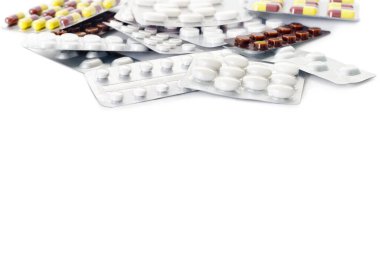 Coronavirus, kişisel koruyucu ekipman. Virüs ve grip için ilaçlar. Tıbbi maske, ilaç. Beyaz arkaplanda izole. 