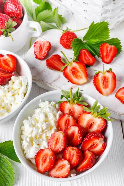 White Bowl Fresh Red Ripe Strawberries Natural Cottage Cheese White — Stock Photo, Image