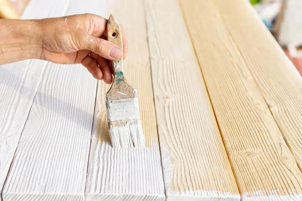 Werknemer Schilderen Witte Houten Meubels Buiten Hand Met Borstel Close — Stockfoto